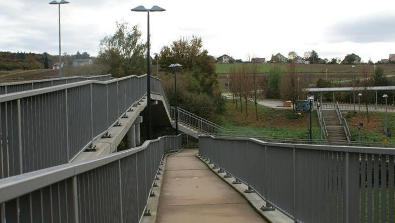 Datei:Barrierenfreier Zugangzur S 9 in Ölbronn-Dürrn Richtung Bretten.jpg