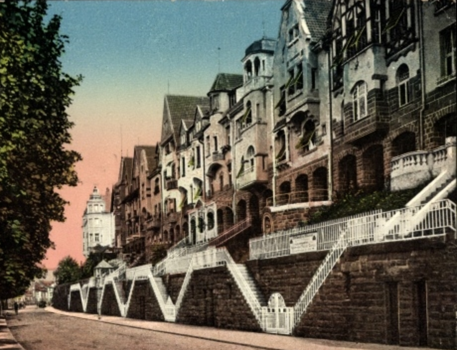 Datei:Bühling'schen Arkadenhäuser an der Calwer Straße 135-155 in Pforzheim, erbaut 1906 bis 1907, Entwurf Hans Bühling für Theodor Denzle.png