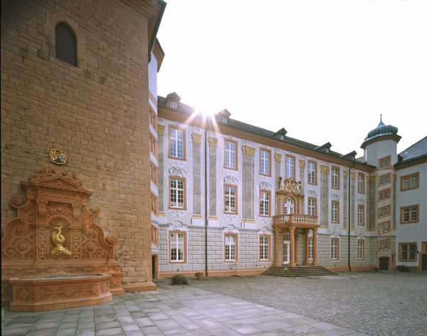 Datei:Schlosshof Ettlingen.jpg