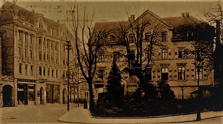 Datei:Sedanplatz mit der Bleichstraße in Pforzheim (historische Postkarte).jpg