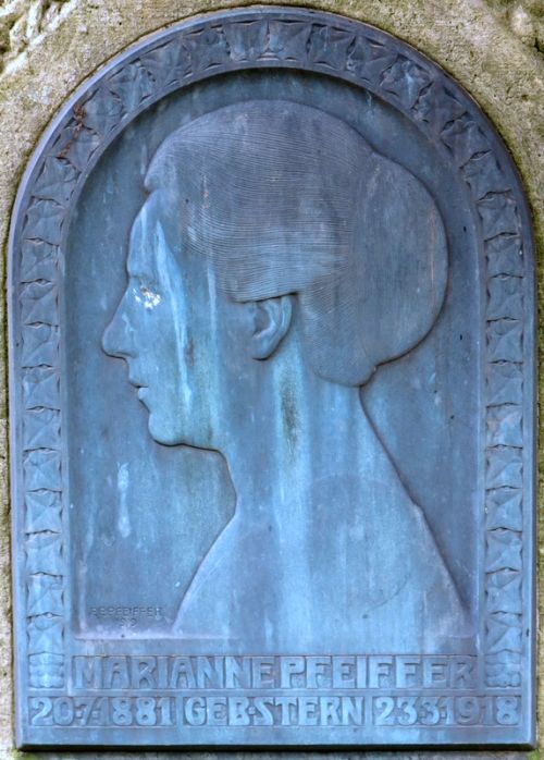 Datei:Grabmal Marianne Pfeiffer geb. Stern (geb. 20.7.1881; gest. 23.3.1918) auf dem Hauptfriedhof, 1919.jpg