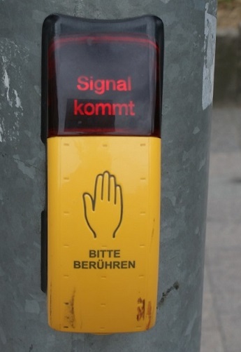 Datei:Moderne Ruftaste Ampel Bahnhofplatz.jpg