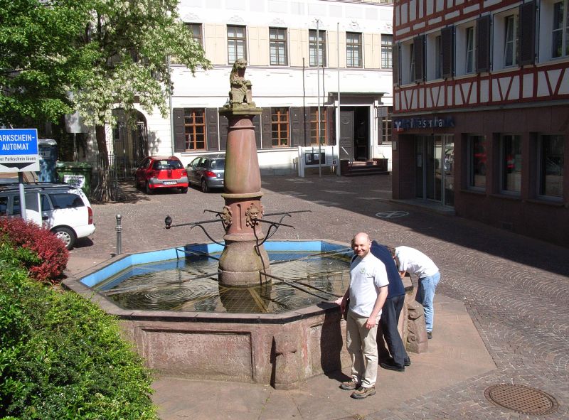 Datei:CW Marktplatz Brunnen2.jpg