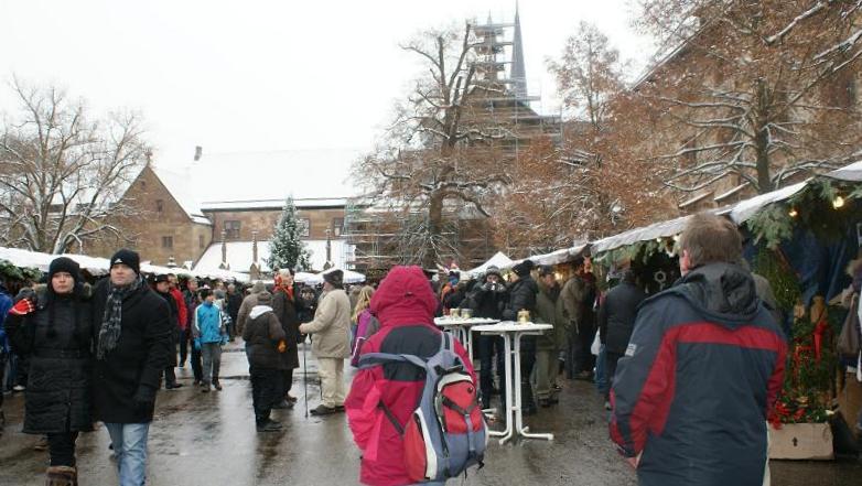 Datei:Weihnachtsmarkt Maulbronn 2012 vor Festhalle.jpg
