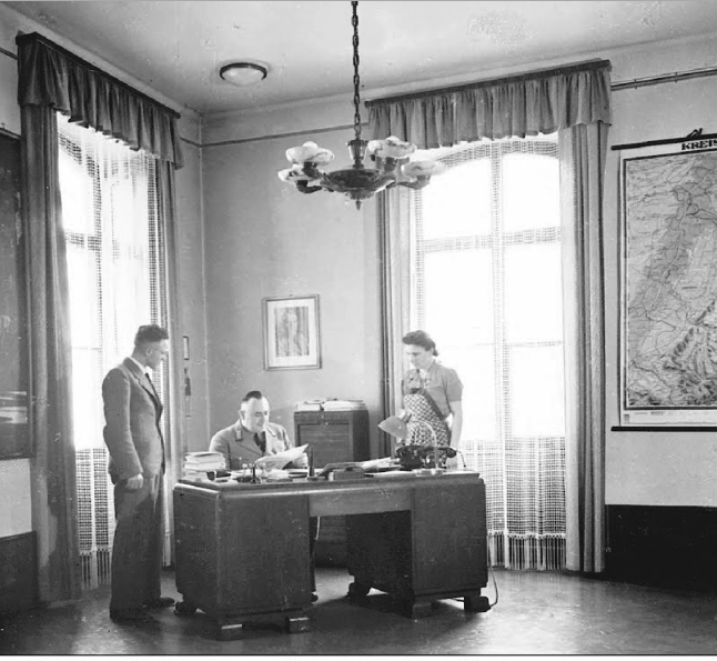 Datei:Hans (Johann Christian) Knab (geb. 06.06.1887; gest. 23. Januar 1947), im Büro.png