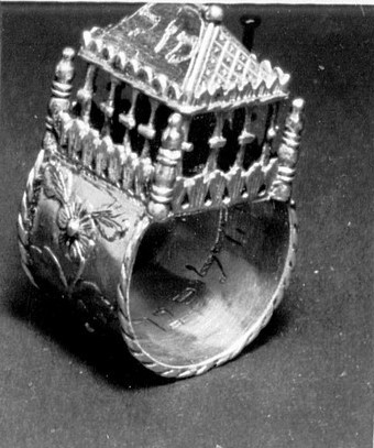 Datei:Pforzheim, Schmuckmuseum, Jüdischer Hochzeitsring.jpg
