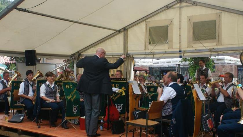 Datei:Musikverein Bad Herrenalb-Gaistal beim Klosterfest 2011.jpg