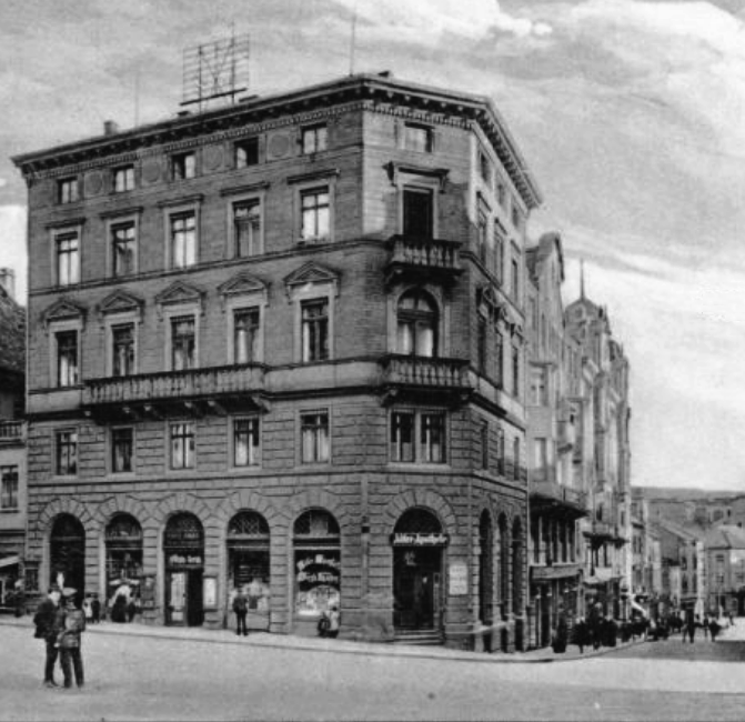 Datei:Haus Albert Huber (Adler-Apotheke), Westliche Karl-Friedrich-Straße 31, Ecke Leopoldstraße in Pforzheim.png