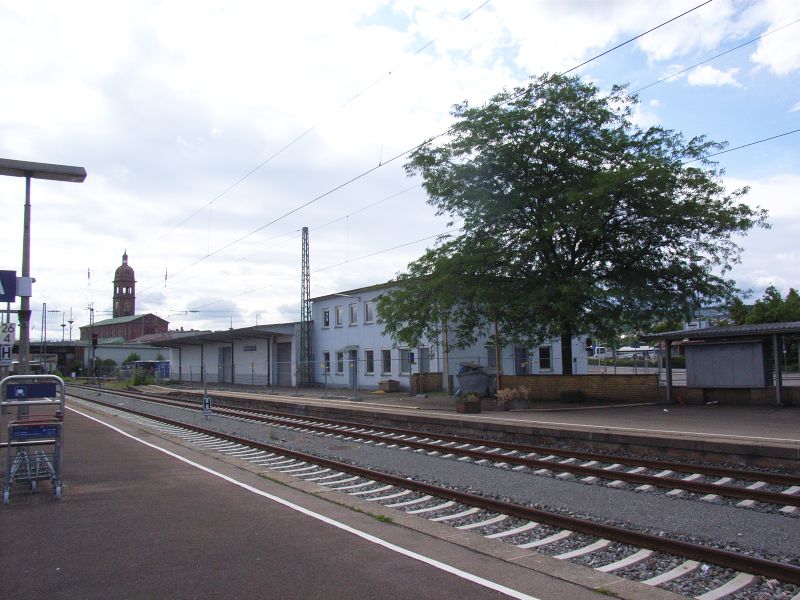 Datei:Pforzheim Hbf Expressguthalle 2011-06-11a.jpg