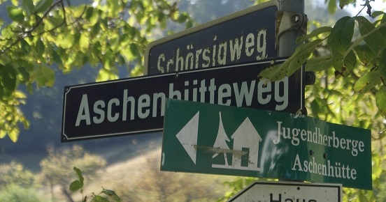 Datei:Wegweiser am Ende des Gaistalwegs.jpg