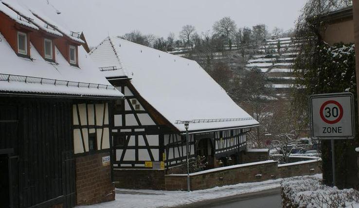 Datei:Friedhofweg mit Häusern, Friedhof und Terassen.jpg