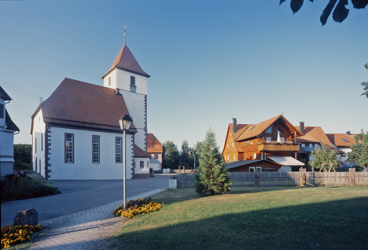 Datei:Spielberg Kirche Aug.2003.jpg