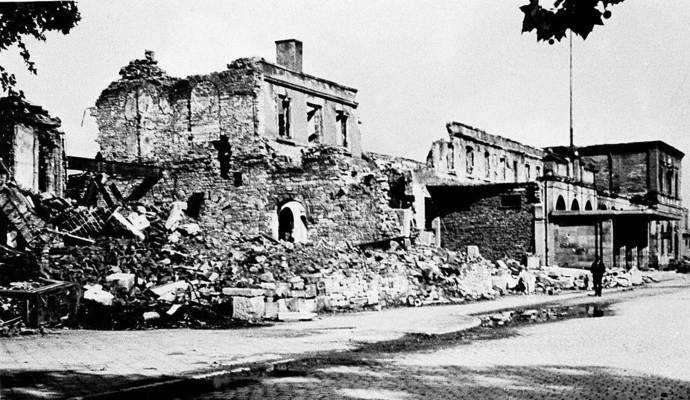 Datei:Ruine des Alten Bahnhofs in Pforzheim, 1944 .jpg