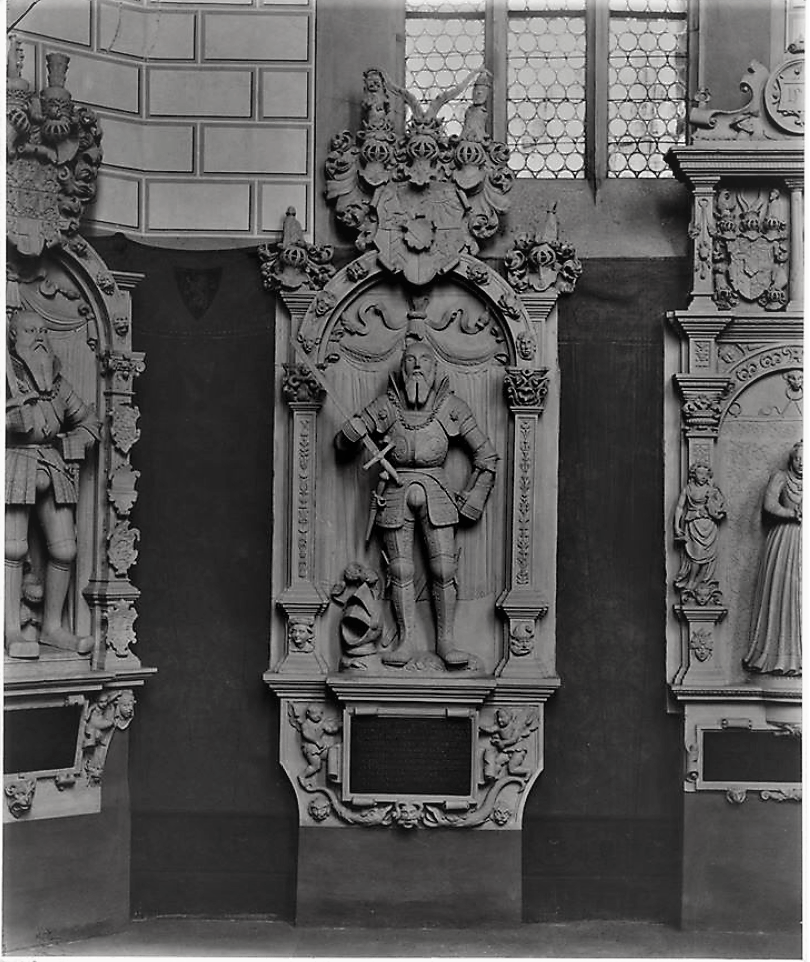 Datei:Grabdenkmäler von Bernhard den Jüngeren von Baden-Durlach (1517-1553), Albrecht II. Alcibiades von Brandenburg-Kulmbach (1522-1557), Marie von Baden-Durlach (1553-1561), v.l.n.r. .png