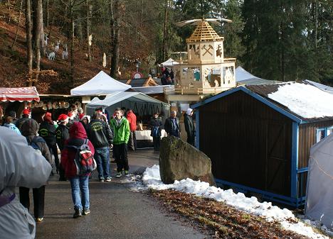 Datei:Zugang zum Weihnachtsmarkt.jpg