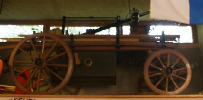 Datei:Historischer Spritzenwagen im Gerätehaus der Feuerwehr Dobel.jpg