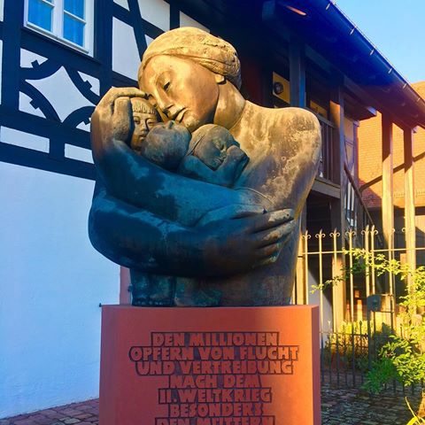 Datei:Mahnmal-Skulptur „Mutterliebe“ (1994) vor dem Museum „Haus der Landsmannschaften“.jpg