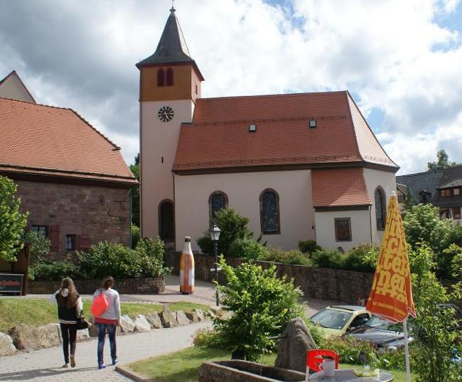 Datei:Blick vom Gemeindezentrum zur Kirche.jpg