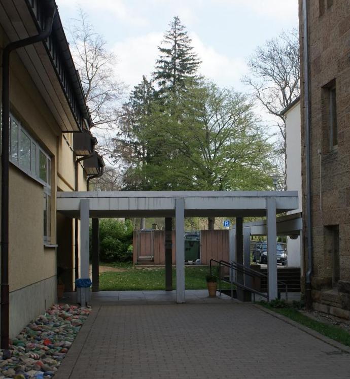 Datei:Durchgang vom Altbau zum 1. Neubau Schule erl.jpg