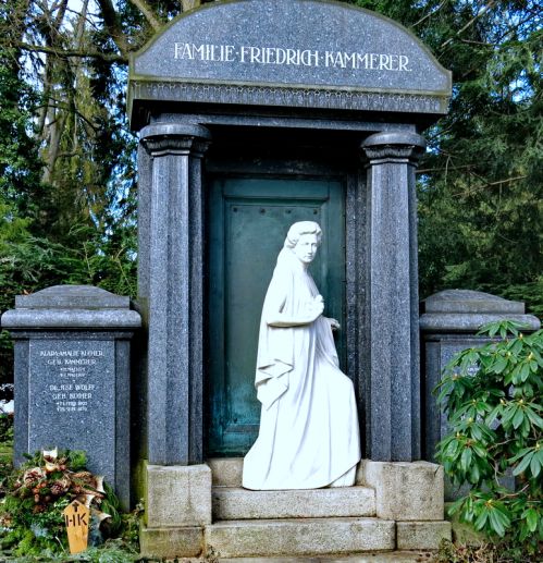 Datei:Wilhelm Vögele (geb. 22.3.1871 in Düsseldorf; gest. am ?), Grabmal Kammerer auf dem Pforzheimer Hauptfriedhof, 1907.jpg