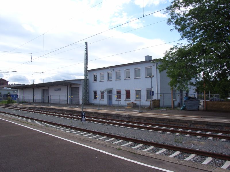 Datei:Pforzheim Hbf Expressguthalle 2011-06-11b.jpg