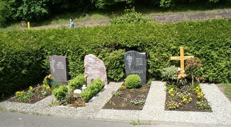 Datei:Vier Gräber Friedhof Turmseite.jpg