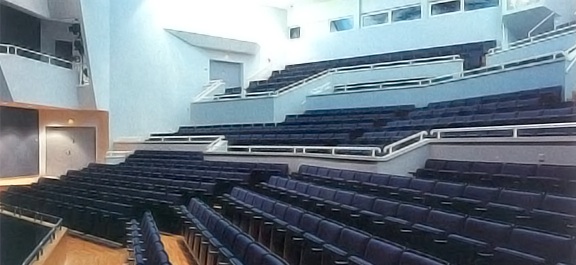 Datei:Stadttheater Pforzheim am Waisenhausplatz (Eröffnung 1990), Entwurf Bodo Fleischer, Architekt (geb. 7. November 1930 in Berlin; gest. 18. Februar 2013 in Berlin), b.jpg