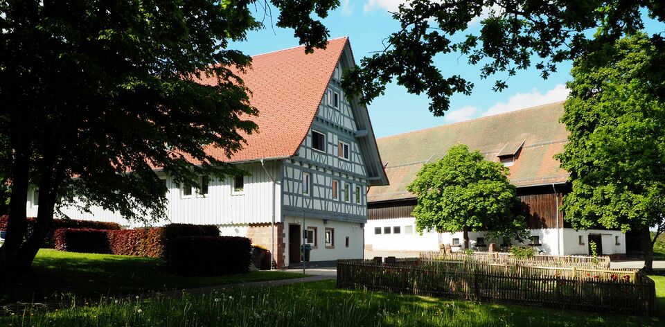 Datei:LuetzenhardterHof Daecher.jpg