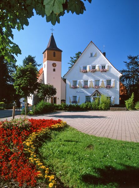 Datei:Dobel Rathaus u.Kirche.jpg
