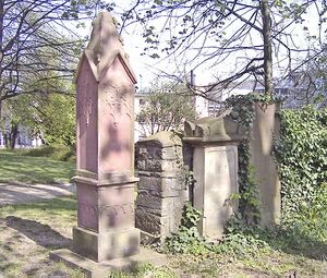 Oststadtpark-Grabstein2.jpg