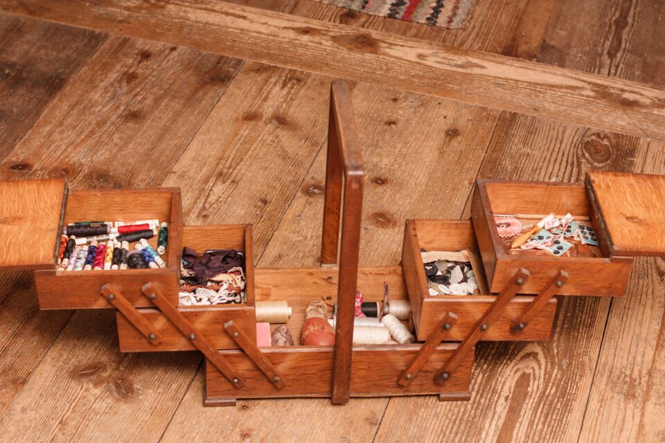 Datei:GHV Nähzimmer-Nähen-Nähkasten-offen.JPG