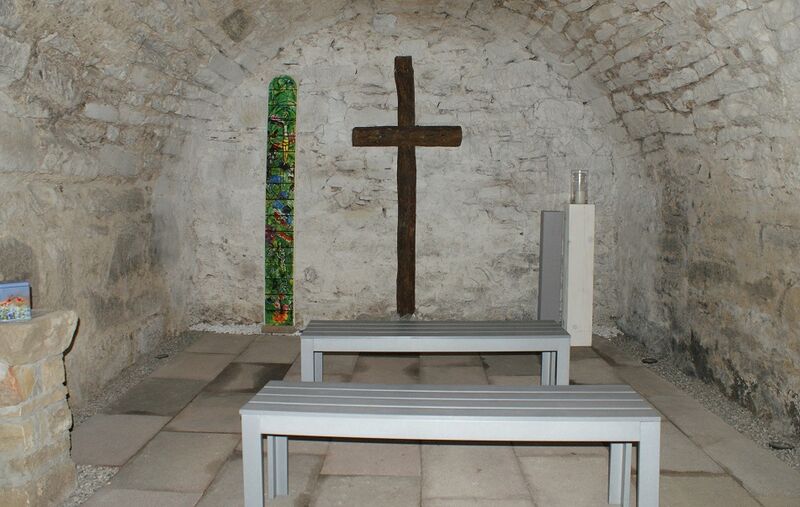 Datei:St. Leonhardskapelle unter Kirche.jpg