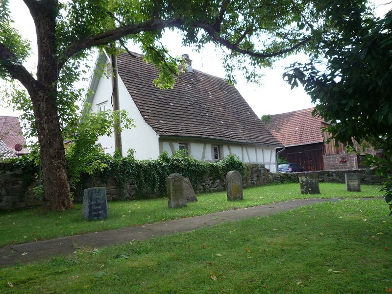 Datei:Neuhengstett-Friedhof-Museum.jpg