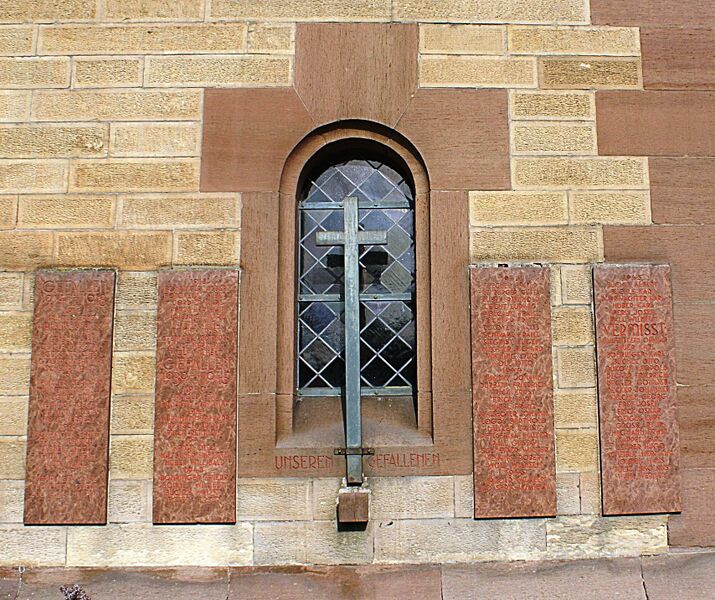 Datei:Gefallenendenkmal Kirche Ölbronn.jpg
