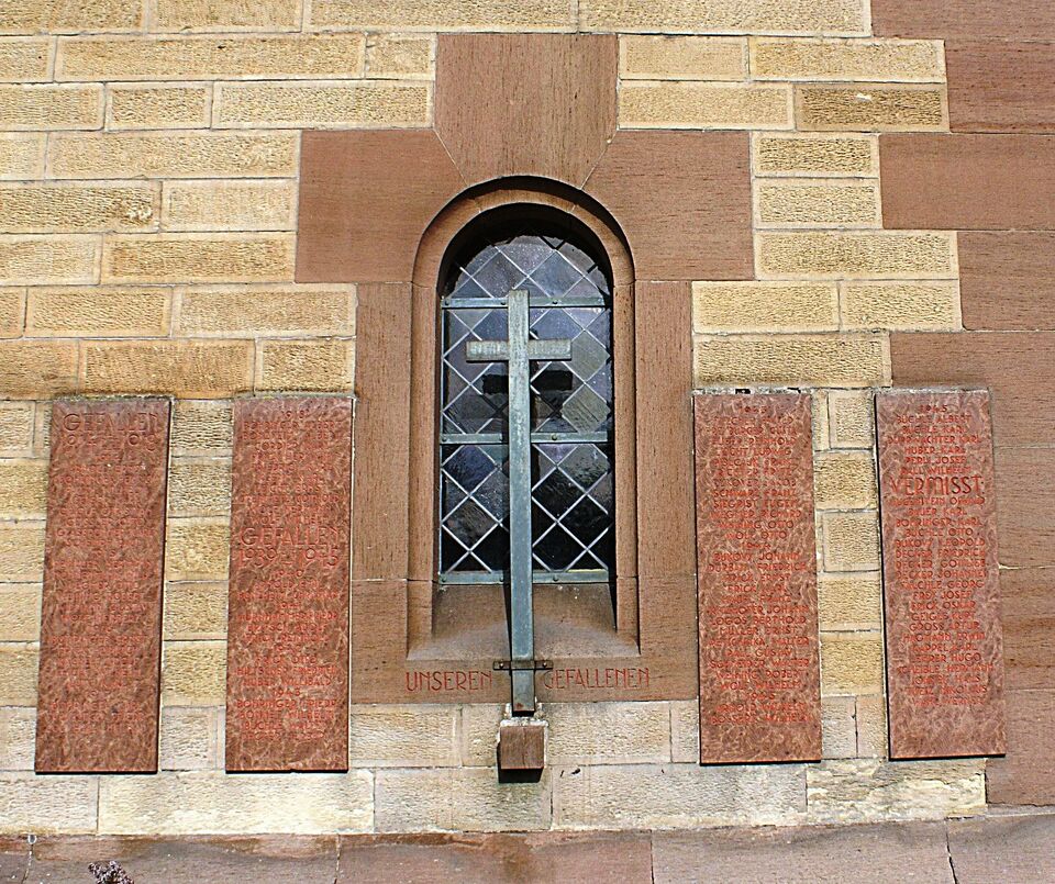 Datei:Gefallenendenkmal Kirche Ölbronn.jpg