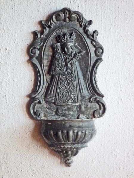 Datei:Neuhausen-Wendelinskapelle-Weihwasserbecken.jpg