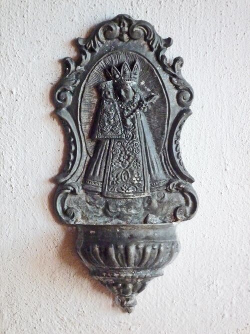 Datei:Neuhausen-Wendelinskapelle-Weihwasserbecken.jpg