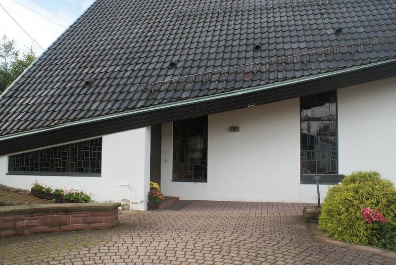 Datei:Eingang der Auferstehungskirche Neusatz.JPG