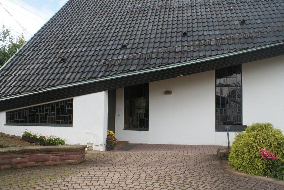Datei:Eingang der Auferstehungskirche Neusatz.JPG
