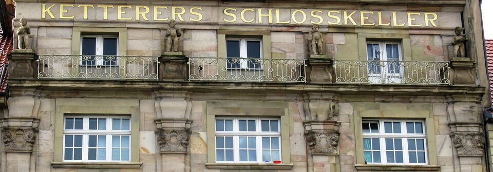 Datei:Ketterers Schlosskeller am Bahnhofplatz 3 in Pforzheim, Kolossalgliederung durch Pilaster und vier freiplastische Putti .jpg