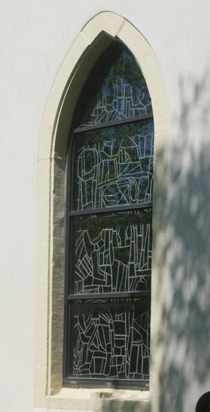 Datei:Kirchenfenster am Dorfplatz.jpg