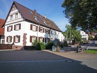 Oeschelbronn-Marktplatz-Brunnen.jpg
