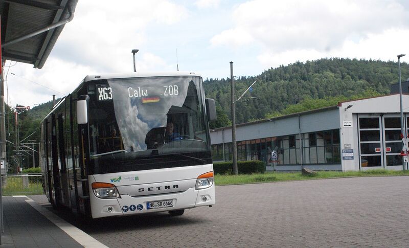 Datei:Bus am Bahnhof Herrenalb.JPG