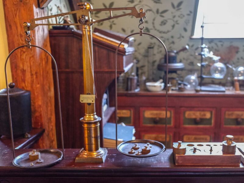 Datei:GHV Apotheke-RWaageCpl-Waage-und-Gewichte.JPG