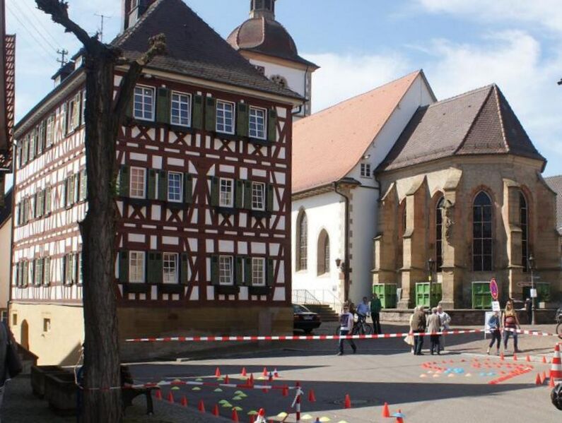 Datei:Kirchplatz mit Kirchel.jpg