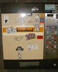 Diverse Sticker auf einem Zigarettenautomat