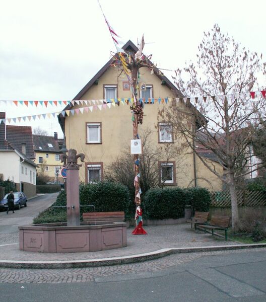 Datei:2006 bilfingen narrenbaum.jpg