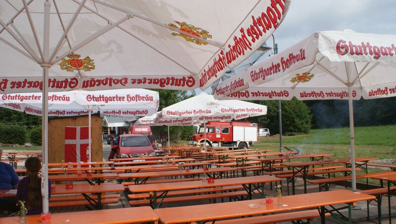 Datei:Bänke beim Feuerwehrfest Dobel.JPG