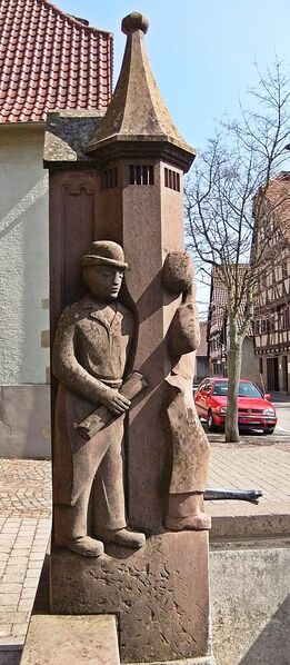 Datei:Brunnen Schmie Detail 2.JPG