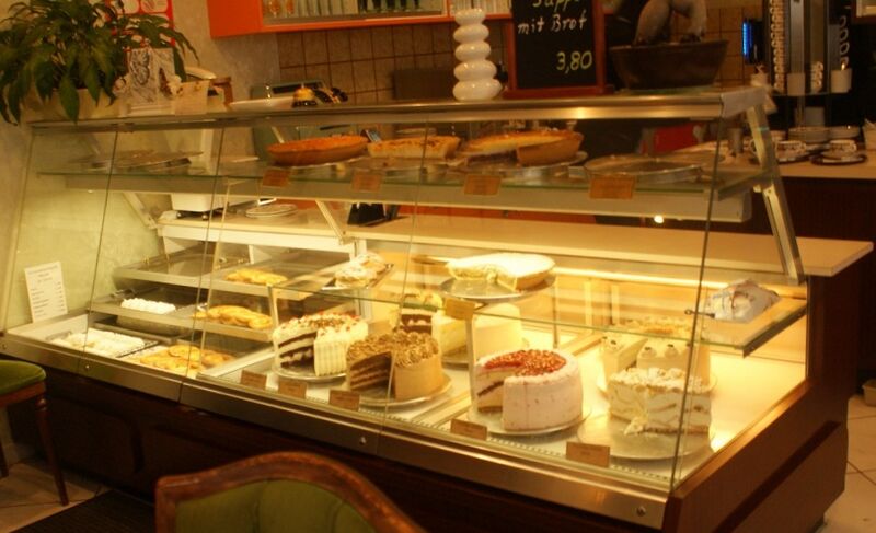 Datei:Kuchentheke Cafe Pr.jpg